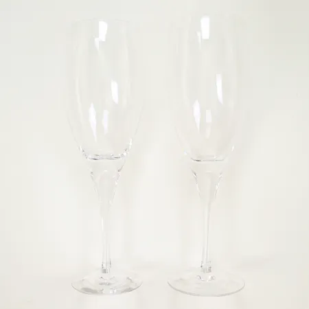 2 Vinglas Intermezzo Satin White Orrefors, design Erika Lagerbielke, höjd 220mm bredd 70mm Skickas med postpaket.