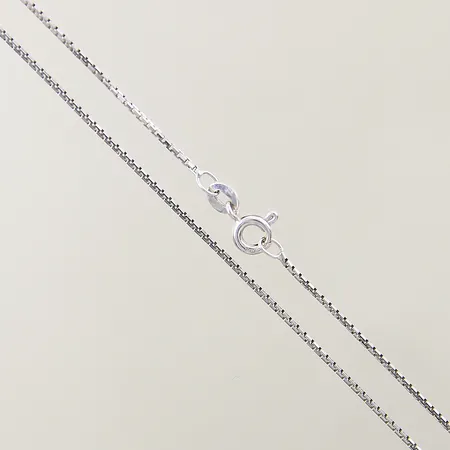 Kedja rundad venezia längd 42,5cm bredd 0,9mm vitguld 18K  Vikt: 3,4 g