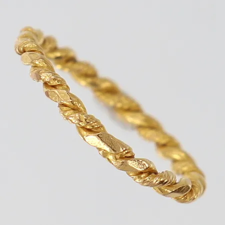 Ring flätad stl: 15½, bredd 2mm ostämplad 18K Vikt: 1,6 g