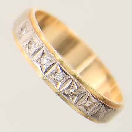 Ring med diamanter 6x ca 0,01ct stl: 17½ bredd 4mm tvåfärgad 18K  Vikt: 3,3 g