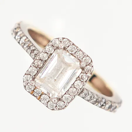 Ring med vita stenar stl:14 bredd: 2-9mm, gul/vitguld, 14K Vikt: 1,9 g