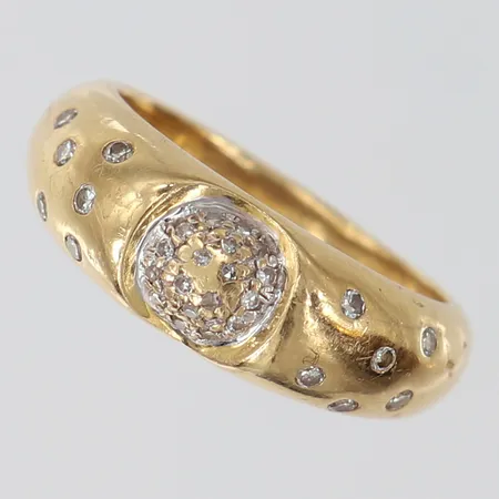 Ring med diamanter 12 x ca 0,01ct 8/8-slipade diamanter ca 20 x ca 0,005ct stl:16¼ bredd 3-6,5mm, 18K  Vikt: 5 g