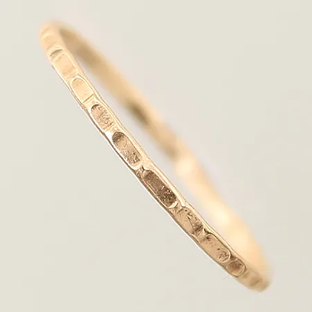 Ring mönstrad stl:15¼ bredd 1mm 18K  Vikt: 0,5 g