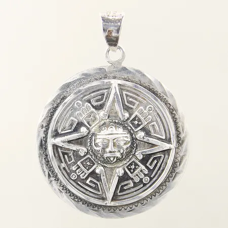 Hänge med dekor 55x41mm smärre buckla skev ögla silver 925/1000 Vikt: 18,2 g