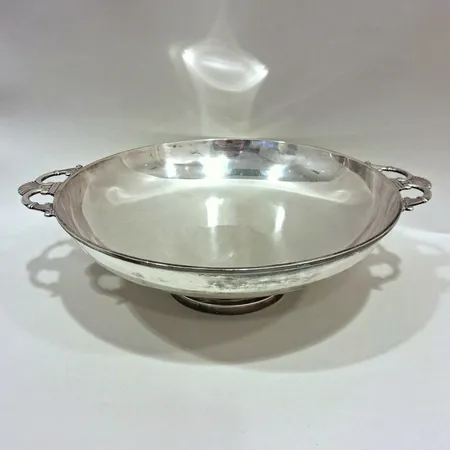 Fat på fot med handtag W.A Bolin år 1936 Ø32,5mm höjd 10cm, gravyr, mindre bucklor inuti, silver 830/1000 Vikt: 1197,6 g