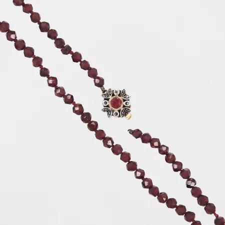 Collier med granater defekt längd: ca 52cm bredd ca 4mm ostämplad lås med röd och rosenstenar 14K bruttovikt: 20,1g Vikt: 20,1 g