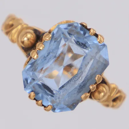 Ring med blå sten stl:18, bredd 12,6mm, repor, nagg, 18K Vikt: 4 g