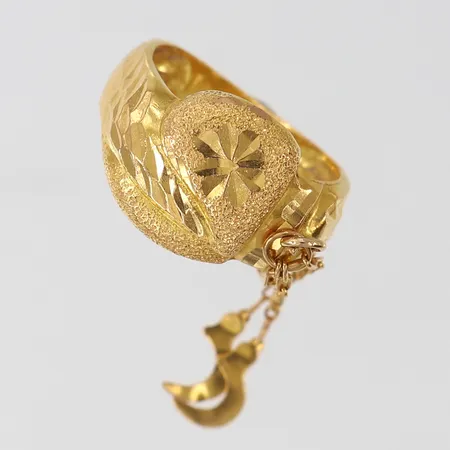 Ring med dekor stl:16½ bredd 4-13mm bucklig 22K.  Vikt: 5,5 g