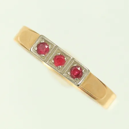 Ring med 3 röda stenar, stl 19 bredd 3mm, 18K 2,8g 
