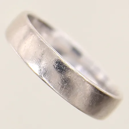 Ring slät Schalins stl:19¼ bredd 5mm, gravyr, repig 18K Vikt: 6,6 g