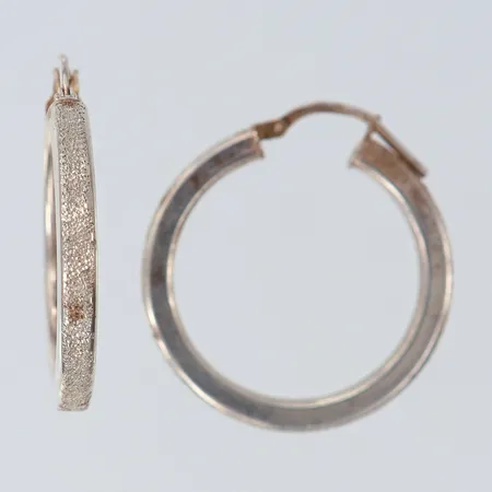 Ett par örhängen creoler matterade 21x3mm ihåliga Silver 925/1000.  Vikt: 4,8 g