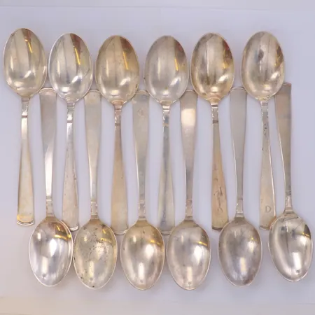 12 matskedar modell Rosenholm, längd 20cm, gravyr, repor, 830/1000 silver Vikt: 673,2 g