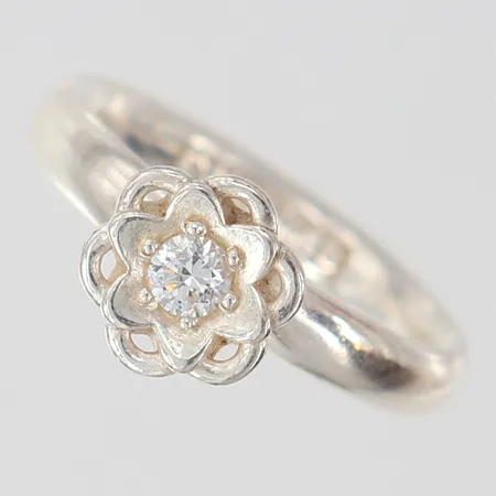 Ring med dekor av en blomma samt vit sten stl:15½ bredd 3-8mm Silver 925/1000.  Vikt: 3 g