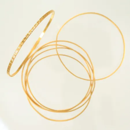 Armringar Ø ca 63mm, bredd 2mm, vissa av armringarna smått skeva, 18K, 40,7g