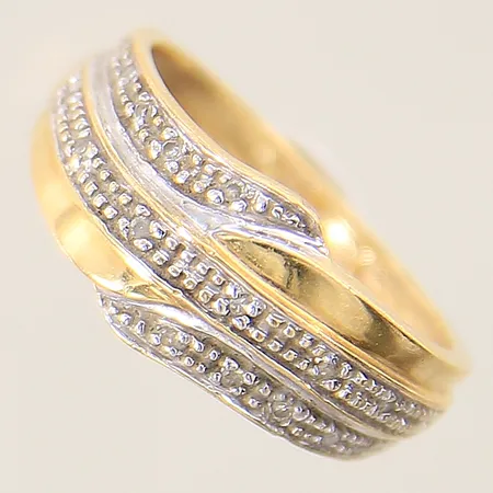 Ring med diamanter totalt 0,05ct enligt gravyr Guldfynd stl:16 bredd 2,5mm 18K  Vikt: 3,6 g