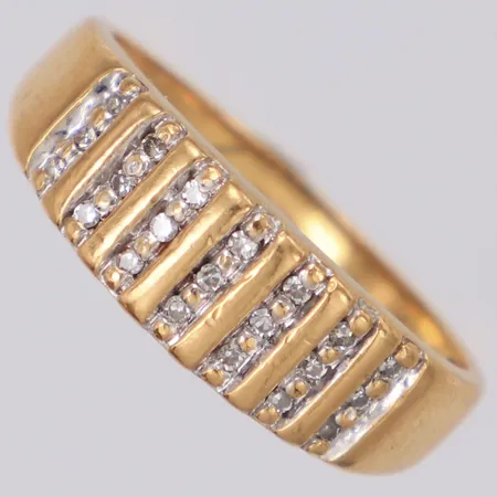 Ring med åttkantslipade diamanter ca 0,10ctv, stl:17, bredd 6,1mm, 18K  Vikt: 2,9 g