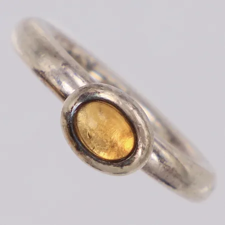 Ring med gul sten stl:17½, bredd 7,2mm, Rauff, 925/1000 silver Vikt: 7,8 g
