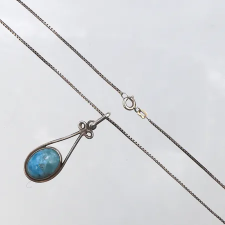 Kedja med hänge blå sten, längd: 47cm, bredd:0,4mm, 925/1000 silver. Vikt: 5,3 g