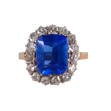 Diamantring, 14K guld, blå sten 8x10 mm, Diamanter 13 x 0,05ct, två diamanter är utbytta mot vita stenar, stl:21,0 mm, bredd 2-16 mm, flertalet stenar med nagg Vikt: 4,8 g