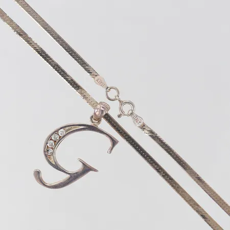 Kedja med hänge längd 61cm bredd 1,8-19mm, buckligt Silver 925/1000. Vikt: 7 g