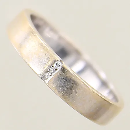 Ring med diamanter 3x ca 0,005ct Guldfynd stl:16½ bredd 3,8mm, repig, behov av omrodiering 18K Vikt: 3,5 g