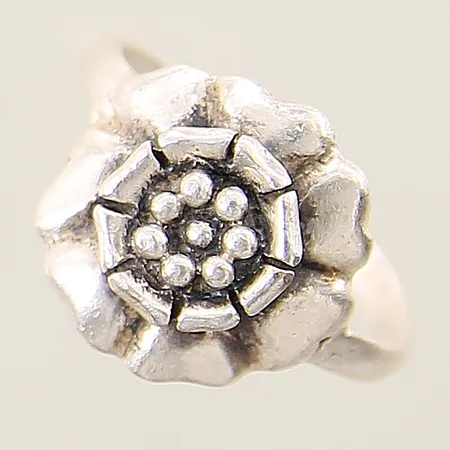 Ring med dekor av blomma GFAB stl:16¾ bredd 2,2-13,8mm något skev skena silver 925/1000 Vikt: 3,3 g