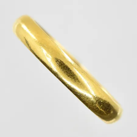 Ring stl:20½ bredd 4 mm, gravyr, 23K. Vikt: 5 g