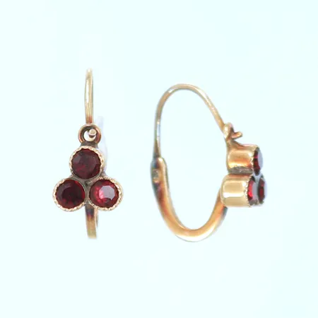Ett par örhängen med röda stenar längd 15mm (missfärgade) 14K, 1,2g 