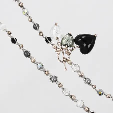 Collier med färgade stenar lås i silver längd: ca 50cm bredd: ca 5-20mm silver 835/1000 bruttovikt: 31,8g Vikt: 31,8 g