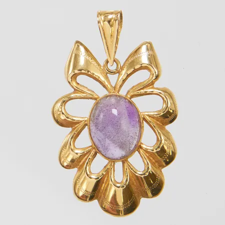 Hänge med en cabochonslipad ametist ca.10x8mm, hängets mått: 32,3x19,5mm, svenska stämplar, 18K Vikt: 2 g