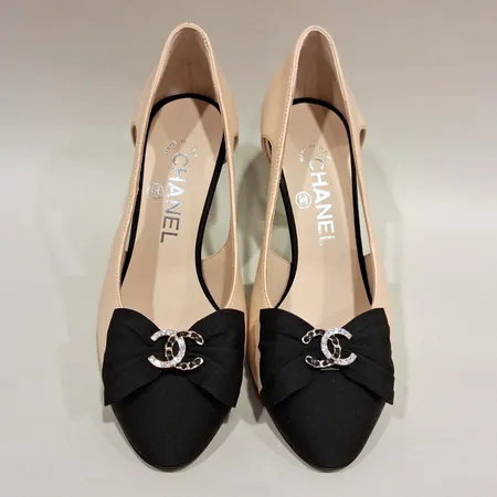 Ett par klackskor Chanel Cone Heel stl 36.5, läder samt textil, kvitto från Chanel 2023, box, påse, tillbehör till klack medföljer, minimalt slitage undertill