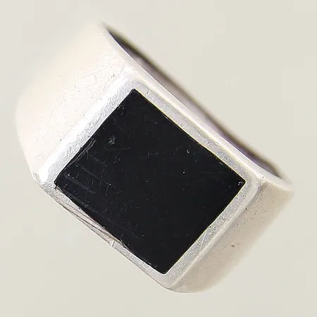 Klackring med svart emalj stl:18¾ bredd 5,5-12,7mm skev skena silver 925/1000 Vikt: 7,9 g