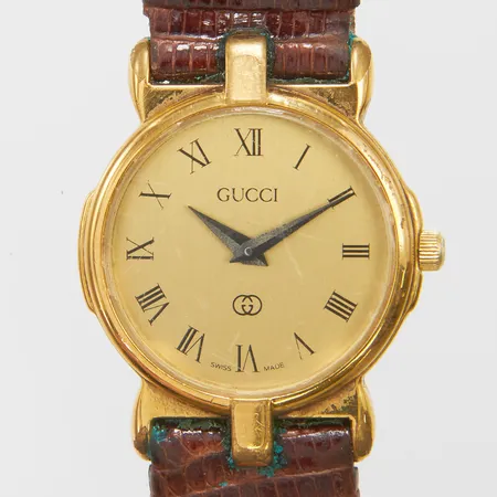 Damur Gucci 3400FL 22mm, quartz, guldpläterad läderarmband ej original samt skadad, repigt glas,  garantikort från Juvelsalongen NK 1988, inga andra tillbehör.