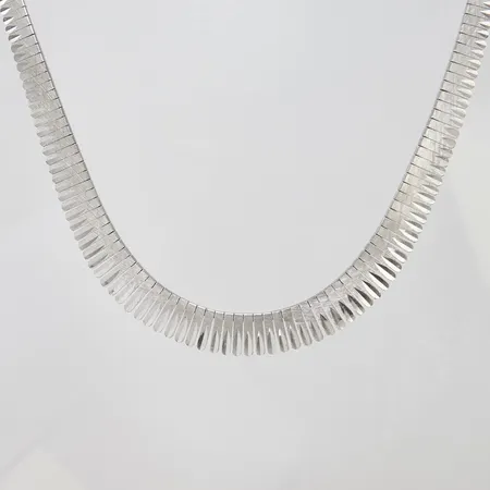 Collier delvis satinerad, längd: 45,5cm, bredd: 6-13,8mm, skeva länkar, silver 830/1000 Vikt: 43 g