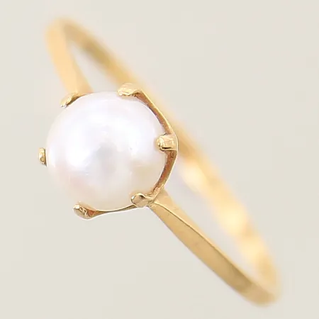 Ring med odlad saltvattenpärla Guldfynd AB stl:17¼ bredd 1,2-6,4mm 18K Vikt: 1,4 g