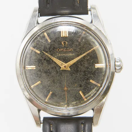 Herrur Omega Seamaster stål manuell 36mm, boettnr 2937-1, verknr 16615645, cal. 267, service behov går ej, skadad urtavla, läderarmband ej original slitage, inga tillbehör. 