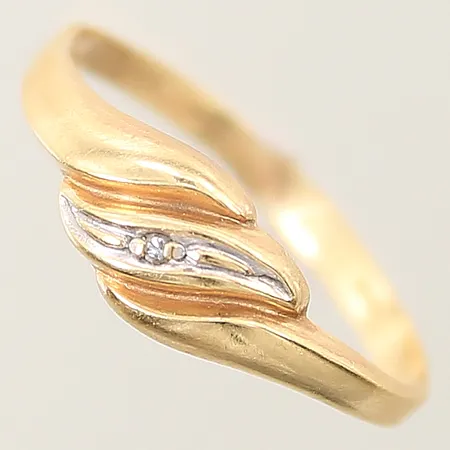 Ring med diamant 0,005ct stl: 16½ bredd 1,7mm skev 18K  Vikt: 1,1 g