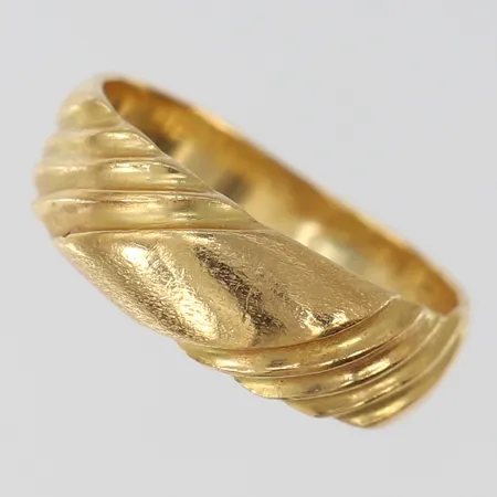 Ring med dekor stl:17½ bredd 4-6,5mm 18K.  Vikt: 3,5 g