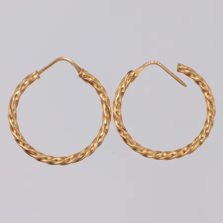 Ett par örhängen, creoler, längd 26mm, bredd 2,2,mm, 18K Vikt: 3,3 g