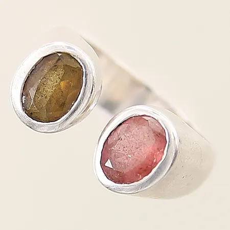 Ring med rosa samt grön sten stl:16½ bredd 4,7-8,6mm silver 925/1000   Vikt: 7,8 g