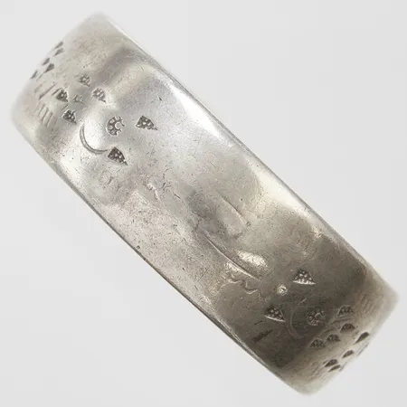 Armband stelt med mönsterdekor, innermått: 64x61mm, bredd: 21,7mm, något skev, nött dekor, otydliga stämplar, silver Vikt: 77,9 g