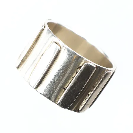 Ring, stl: 18½, bredd:13,4mm, 925/1000 silver. Vikt: 10,5 g