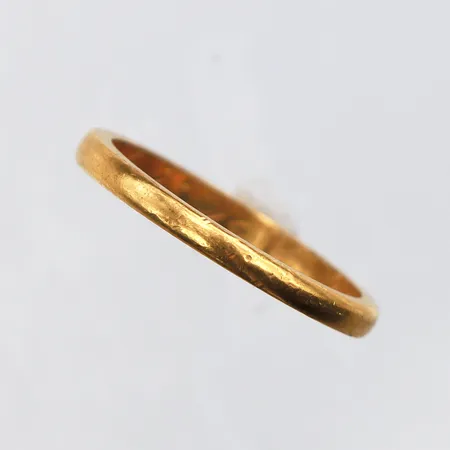 Ring slät med gravyr,storlek 17 ¾ mm,bredd 2.4 mm,slitage,23k Vikt: 3,5 g