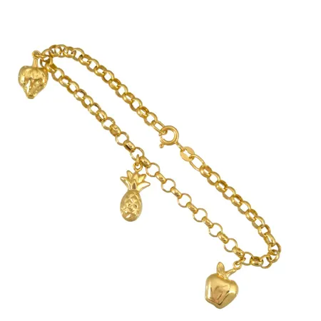 Armband med tre berlocker i 18K guld, Guldfynd (GHA), längd 19,0 cm, bredd 4 mm, berlocker med varierande mått, liten buckla på berlock äpple Vikt: 5 g