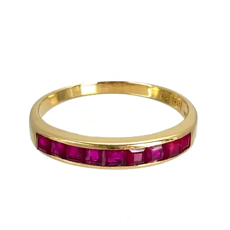 Ring, 18K guld, Naturliga Rubiner 9 st - totalt 0,80ct (stämplat på skenans insida), tillverkarstämpel SSÄ, svensk kontrollstämpel, stl:18,0 mm, bredd 1,8 - 3 mm, stenar utan anmärkning, fint skick Vikt: 2,3 g