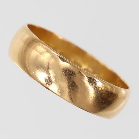 Ring slät stl:19¾ bredd 5,8mm gravyr 18K.  Vikt: 5,1 g