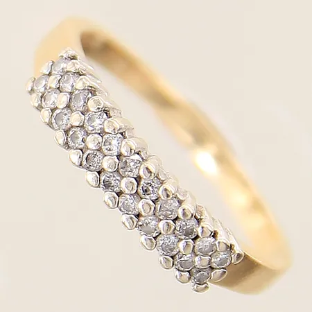 Ring med diamanter 22 x ca 0,01ct Guldfynd stl:17 bredd 1,8-3,8mm, 18K Vikt: 2,7 g