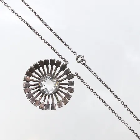 Collier med vit sten, längd: 51cm, bredd: ca1,9mm, 830/1000 silver. Vikt: 20,8 g