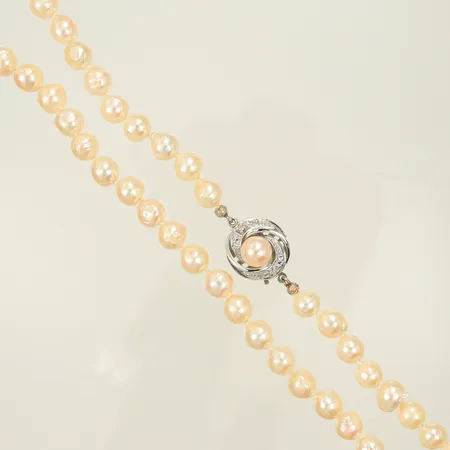 Pärlhalsband längd 44cm bredd 7mm, vitguldslås 18K med pärla och 2 diamanter ca 0,01/st, Ø15mm, odlade pärlor, flertal skadade, 28g totalt. 