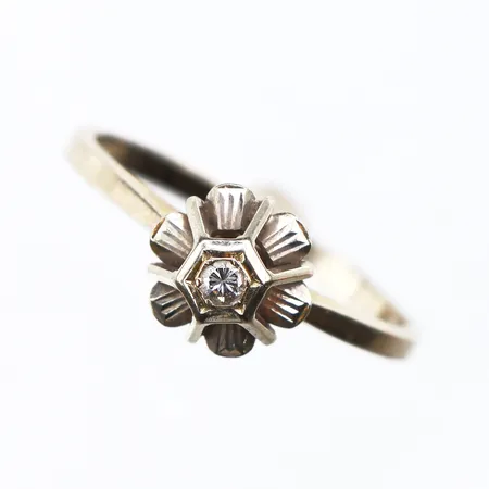 Ring med diamant ca. 0,05ct, stl: 18, bredd:1,8mm, vitguld 18K Vikt: 2,4 g